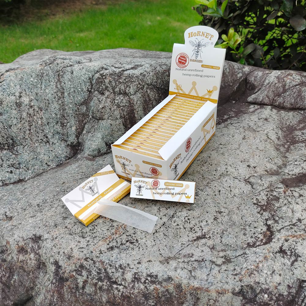 HORNET 1 1/4 Size Rolling Papers, Natural Slim Rolling Papers, White Organic Rolling Paper, 50 Leaves / Pack 50 Pack / Box