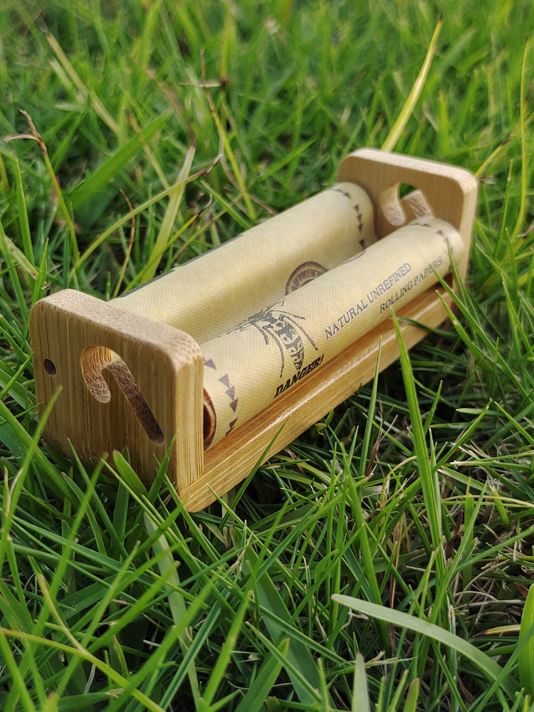 HORNET 1 1/4 Size Natural Bamboo Rolling Machine, Portable Rolling Machine, 12 PCS / Box